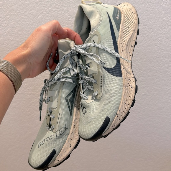 Nike Gore-Tex women’s trail sneakers color teal size 7.5 - Picture 2 of 5
